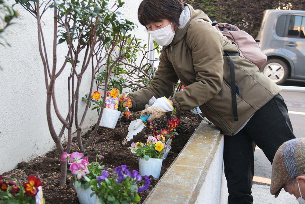 花を運ぶ柿下房代さん