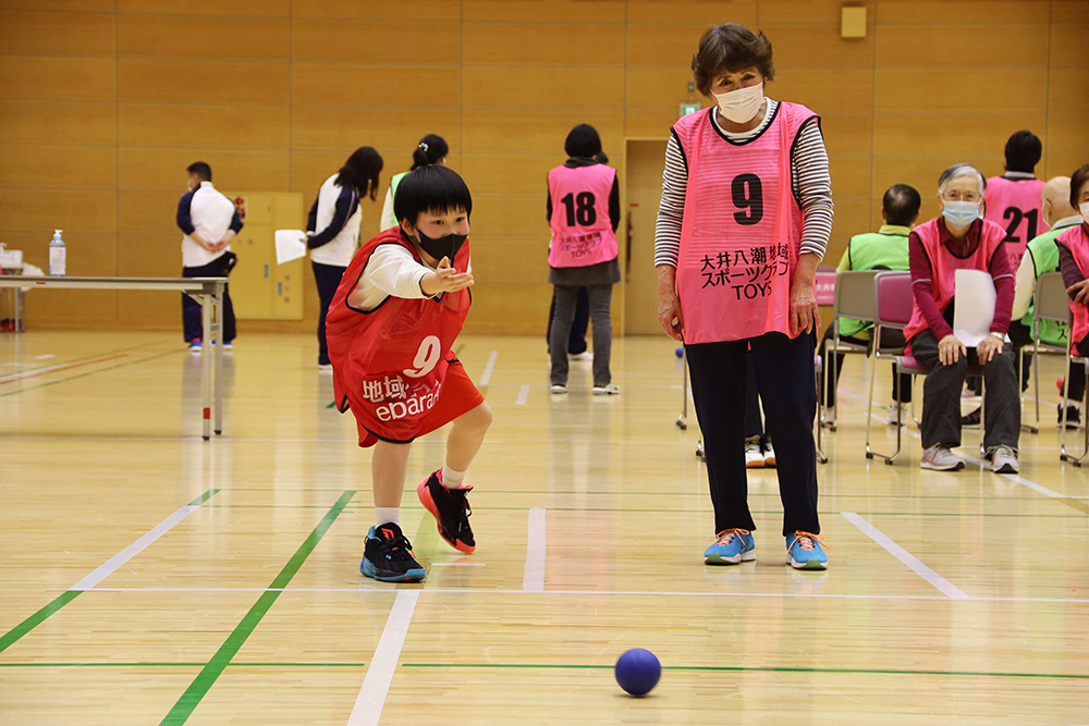 真剣な表情でボールを投げる男の子