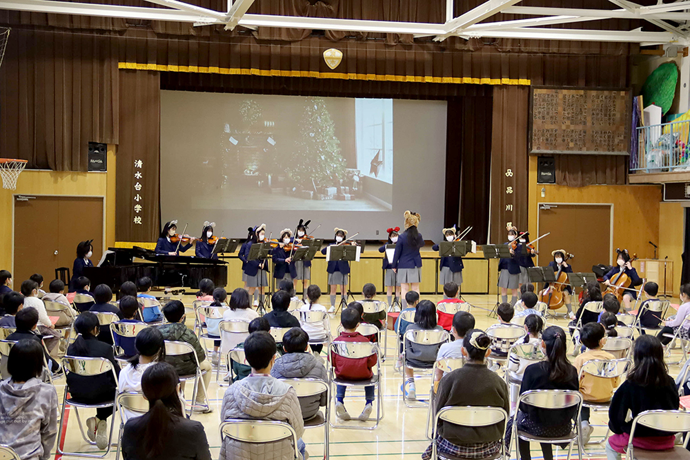 約100人の児童が参加した