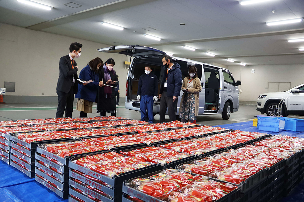 納入されたケーキの山