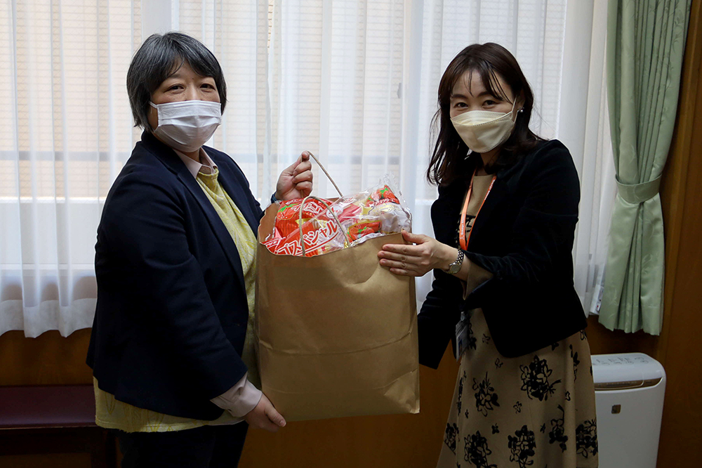 景徳学園の高橋園長に持参