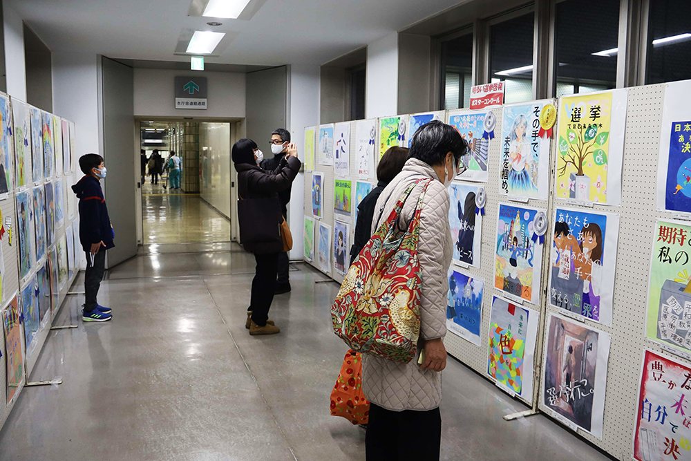 庁舎の渡り廊下で実施されているポスター展