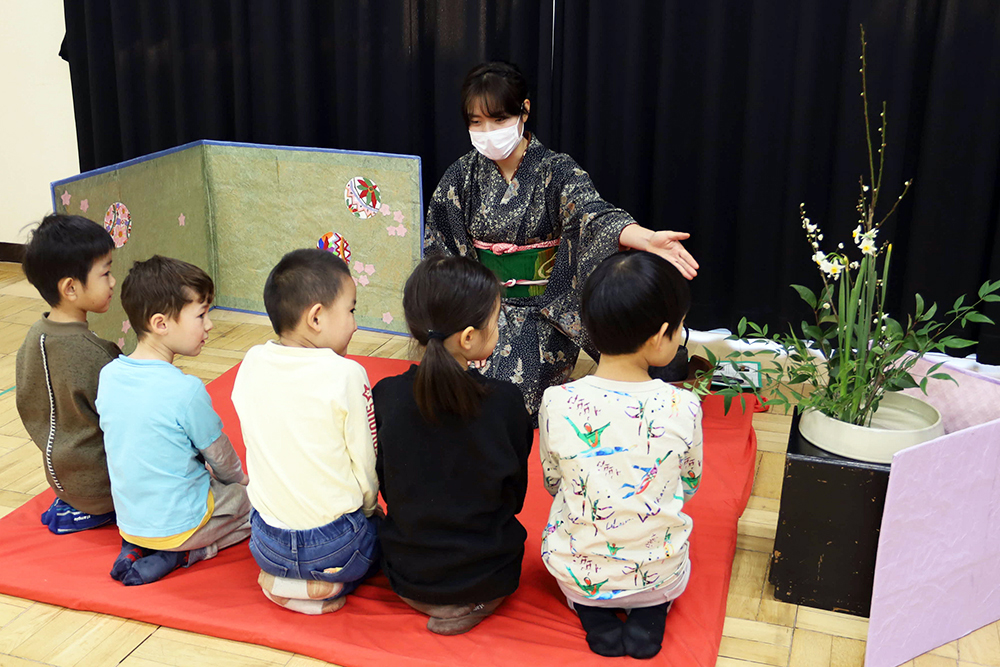 飾ってある花について説明する先生