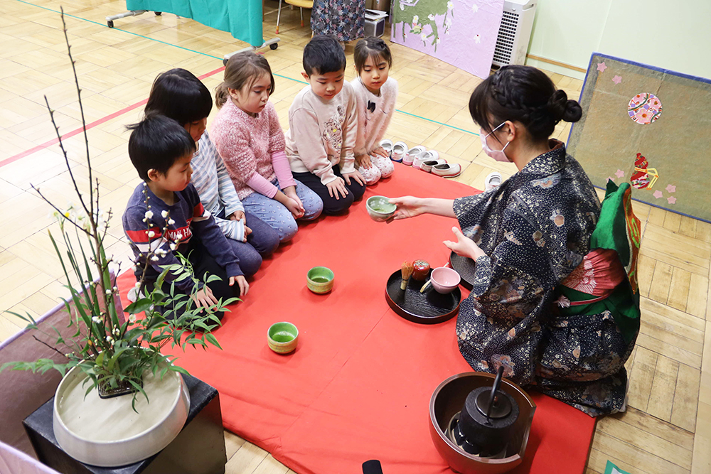 お茶を出す先生