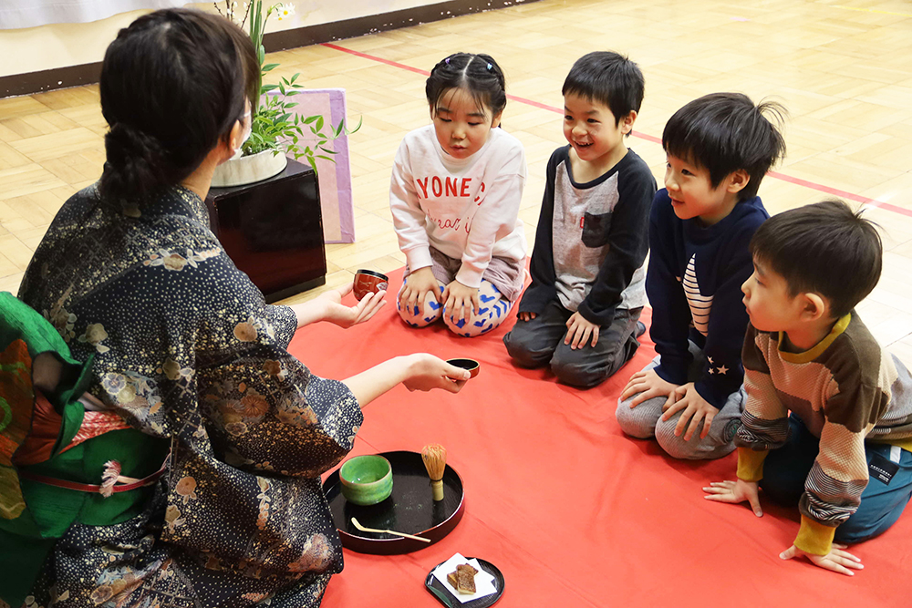 お茶道具の説明を受ける子供たち