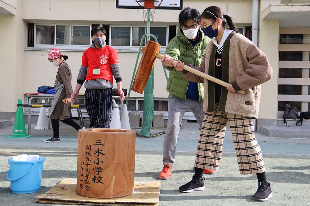 構え方を教えてもらう子供