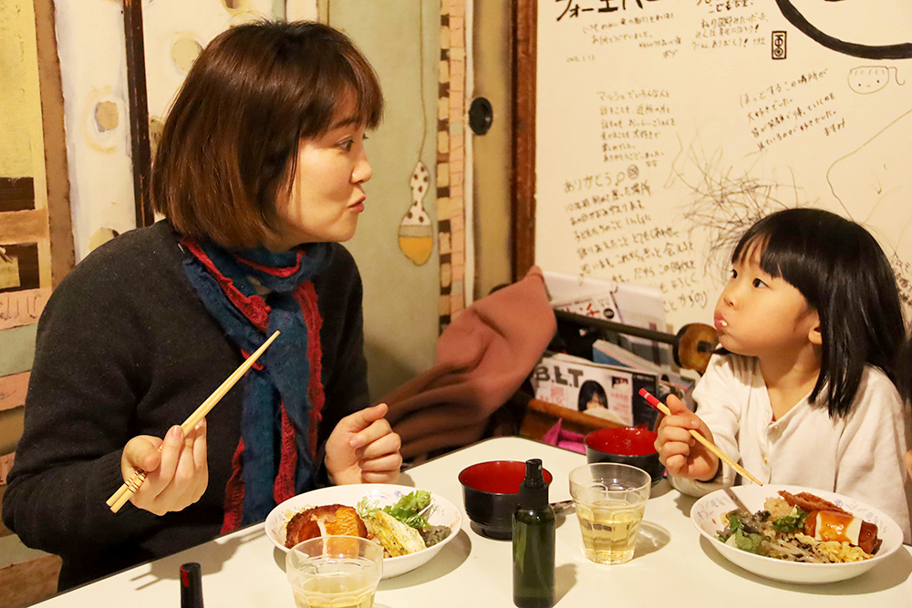 見つめ合いながらご飯を食べる親子