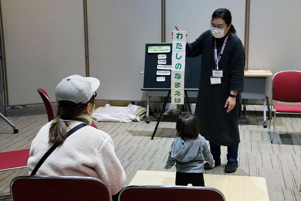 参加者と子供が読み聞かせに参加