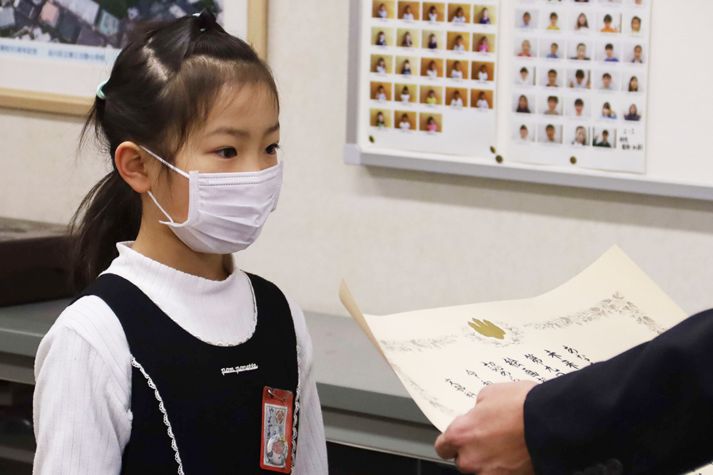 緊張した面持ちの山崎さん