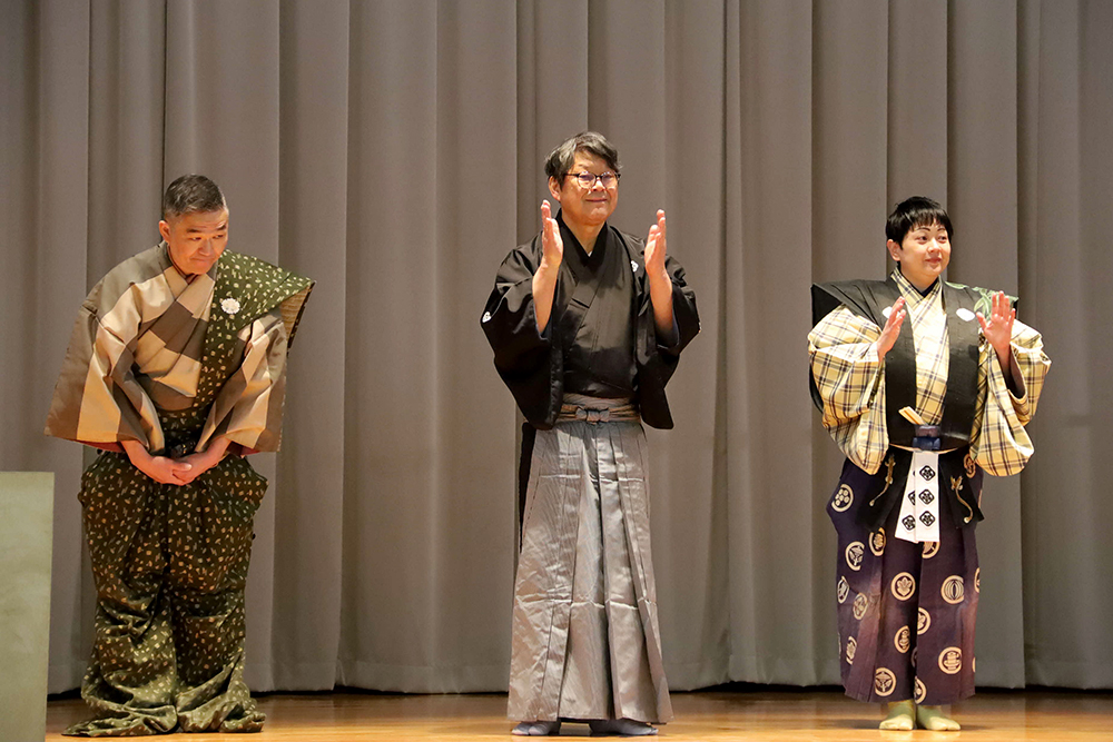 授業終了後、挨拶をする３人