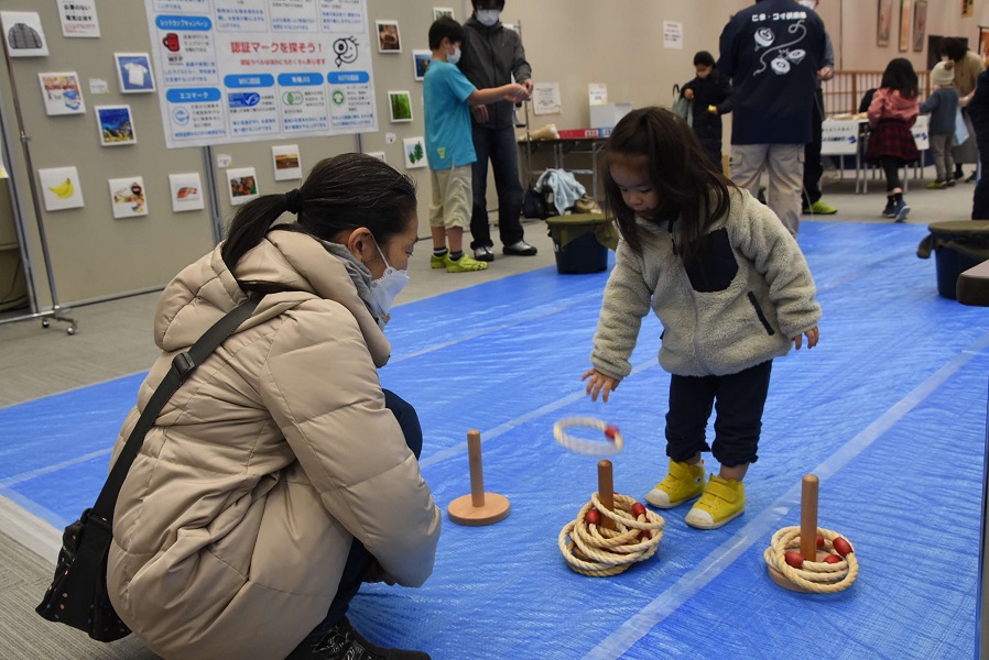 輪投げで遊ぶ親子