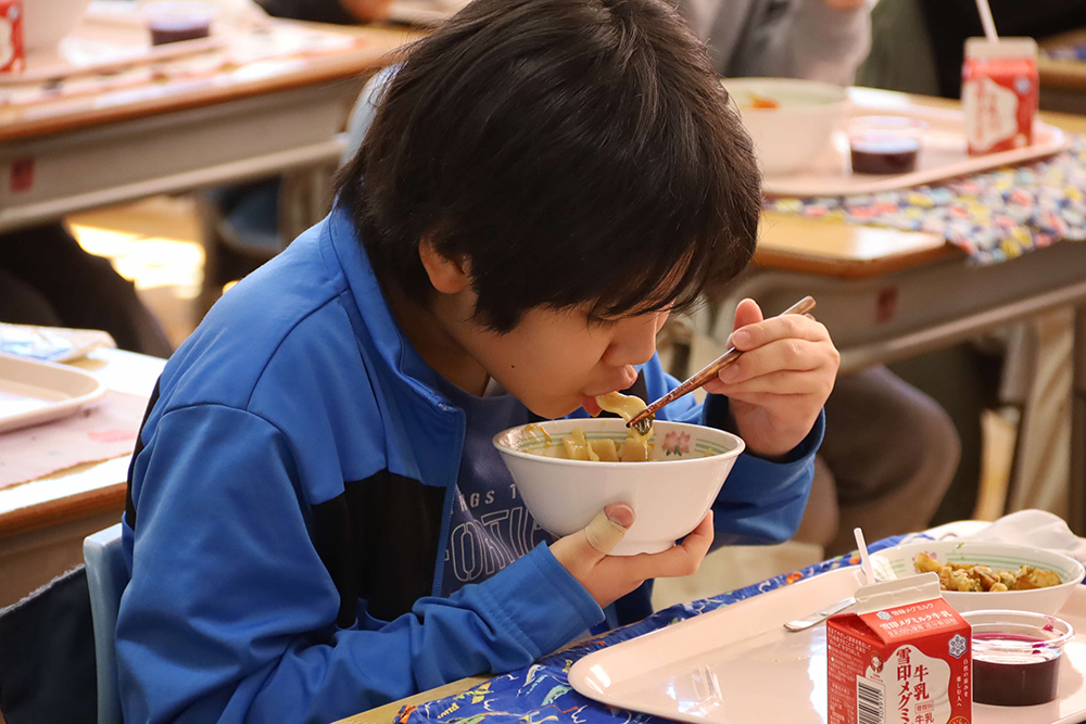 ほうとうの麺をすする男の子