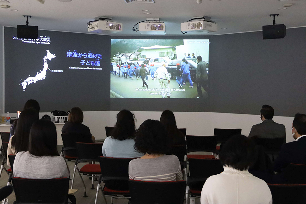 東日本大震災に関する映像を視聴