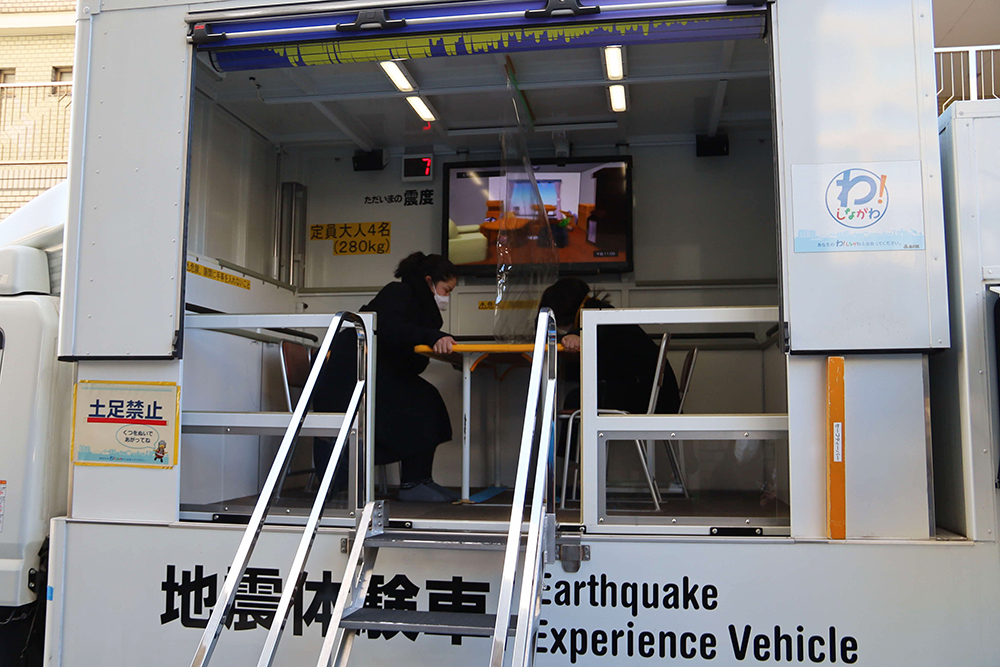 地震体験車で震度7を体験