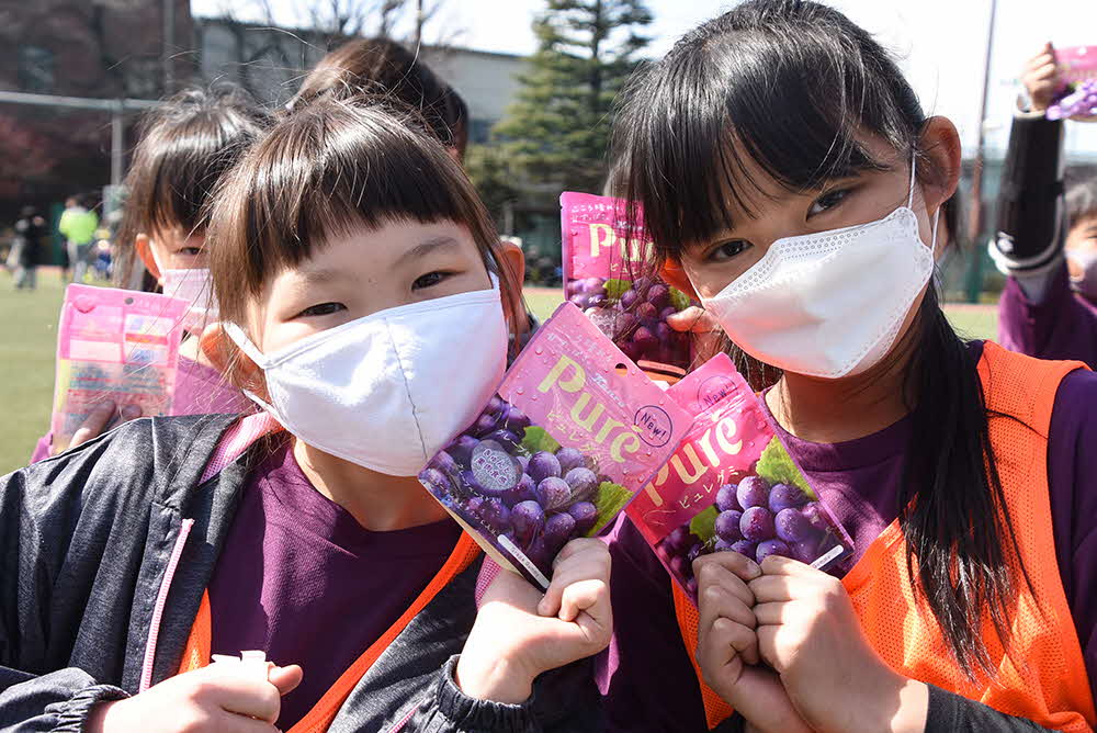 お菓子をもらった女の子