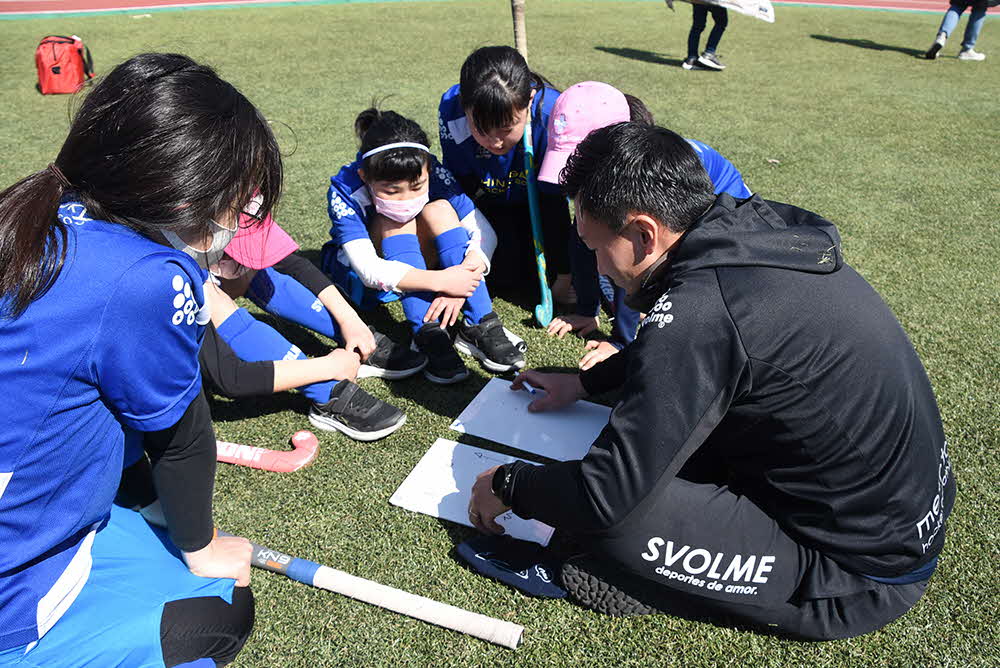 作戦を指示するメトロ東京ホッケー&アスリートクラブの選手