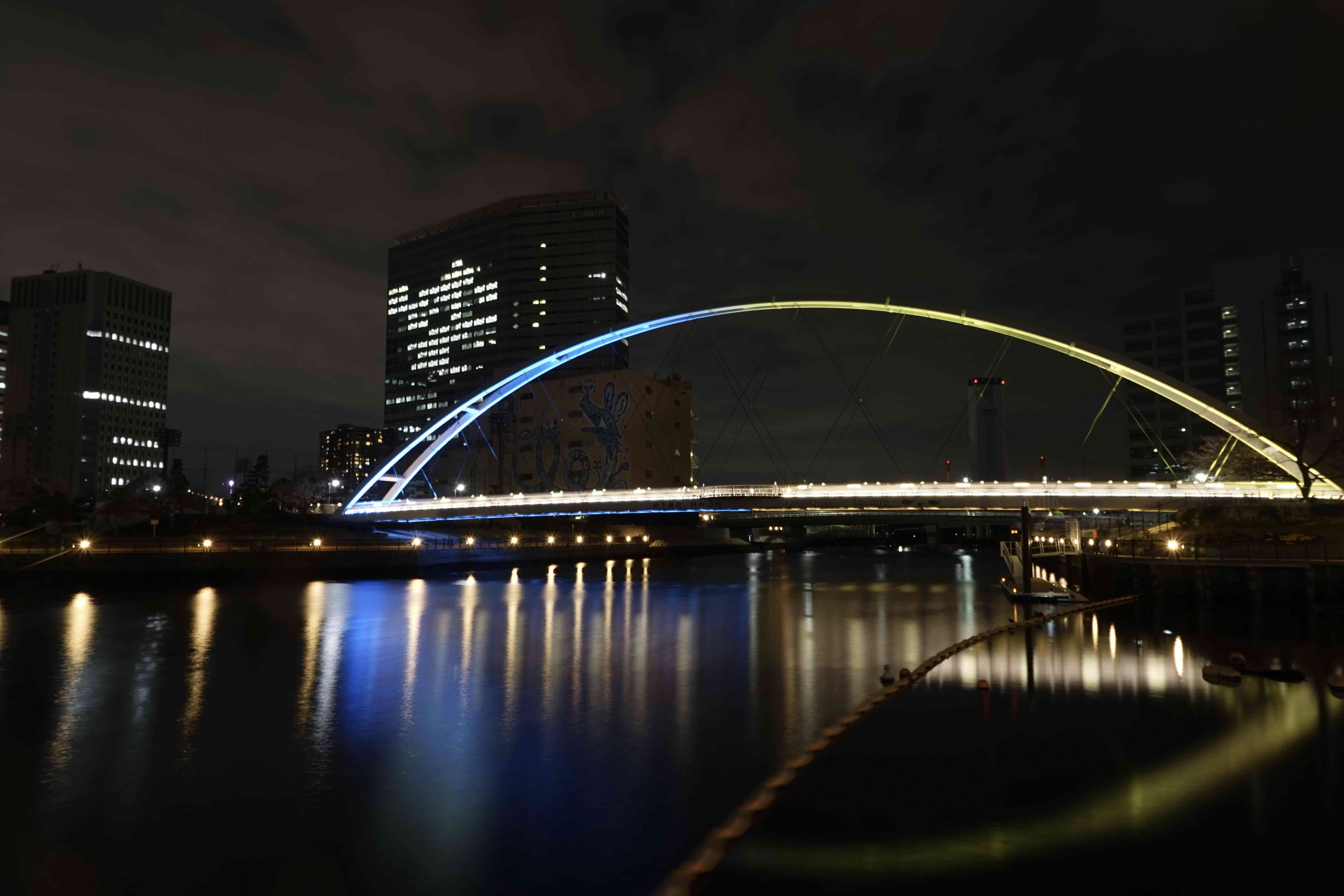 ライトアップされている橋の写真