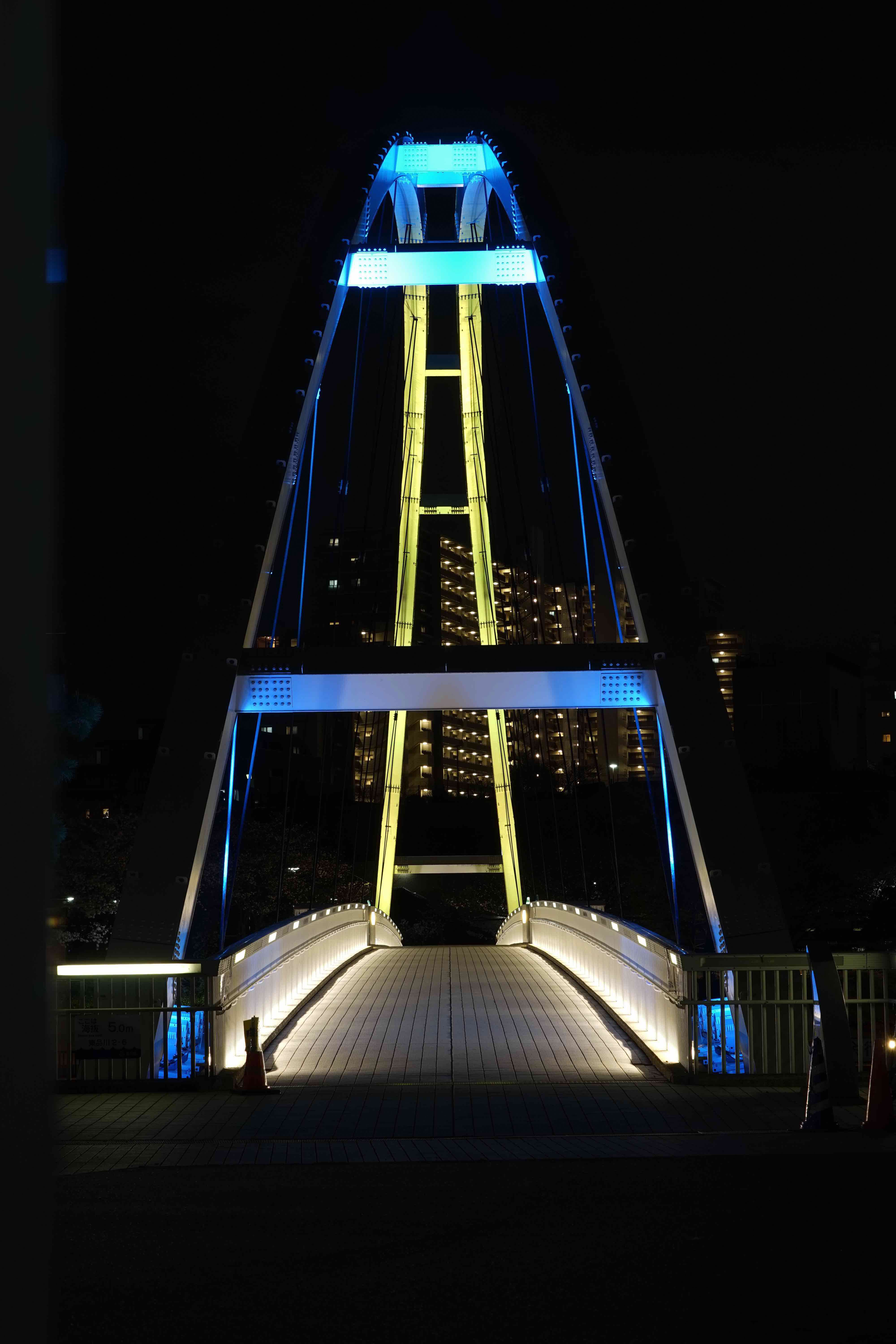 ライトアップされている橋をたてにとった写真