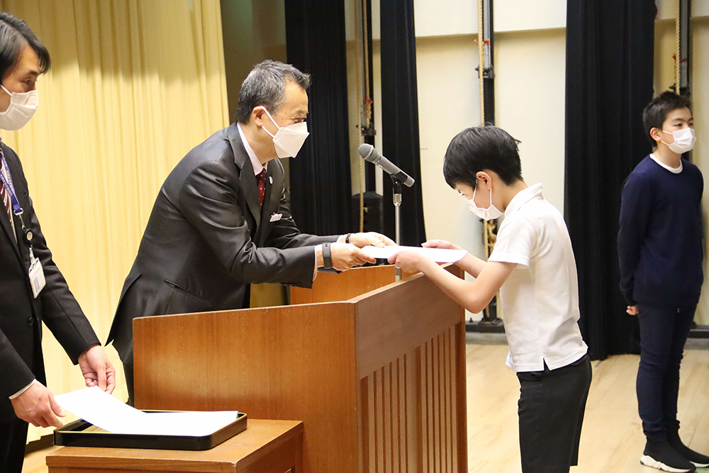 表彰される男の子