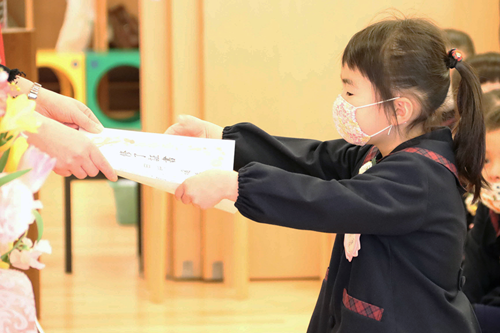 証書を受け取る子どものアップ