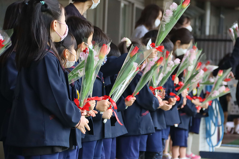 花束を持って待つ年中のこどもたち