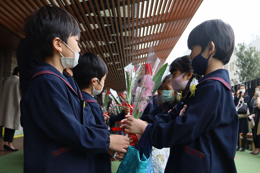 花を渡す瞬間