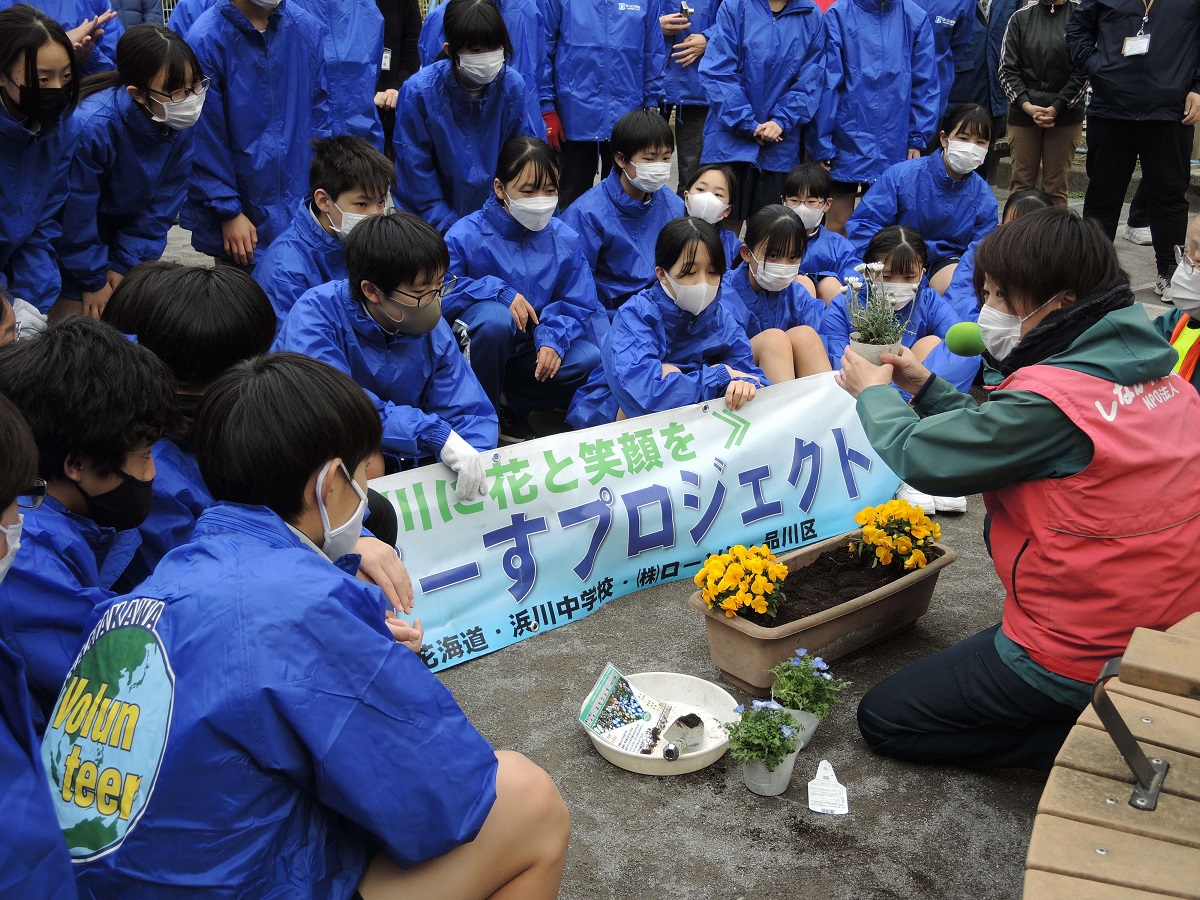 花の植え方を説明する地元ボランティア