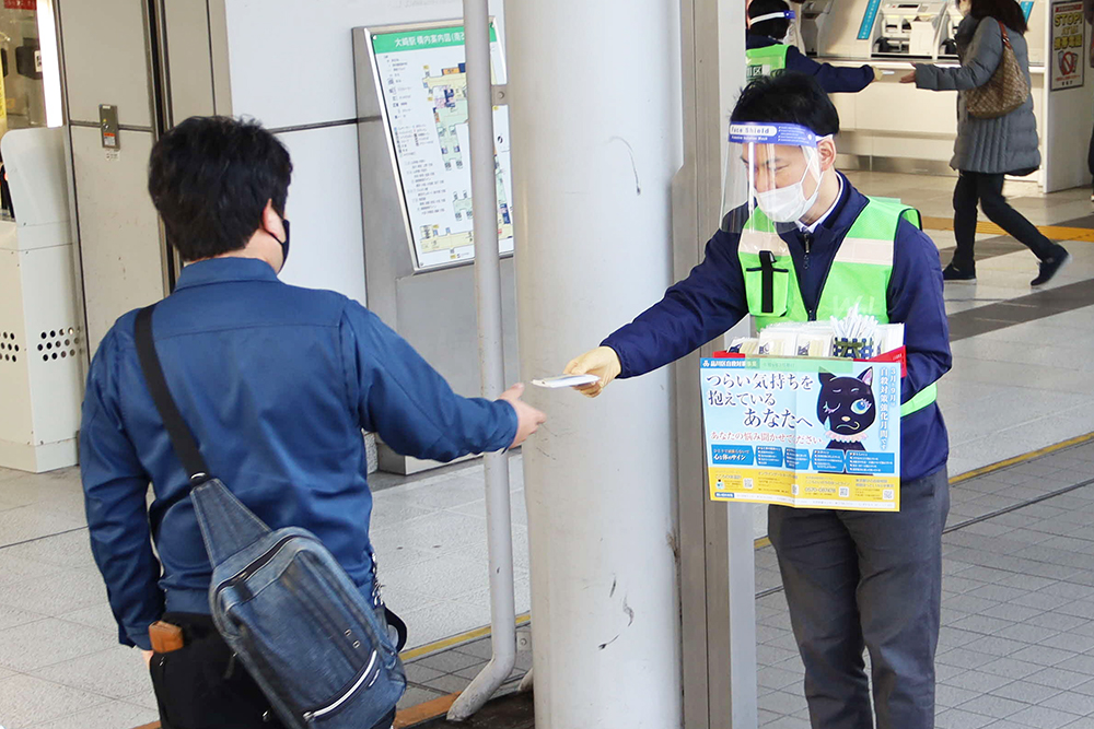 啓発ティッシュを配布している様子