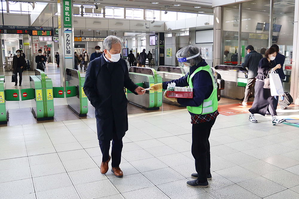 大崎駅改札前の啓発活動の様子