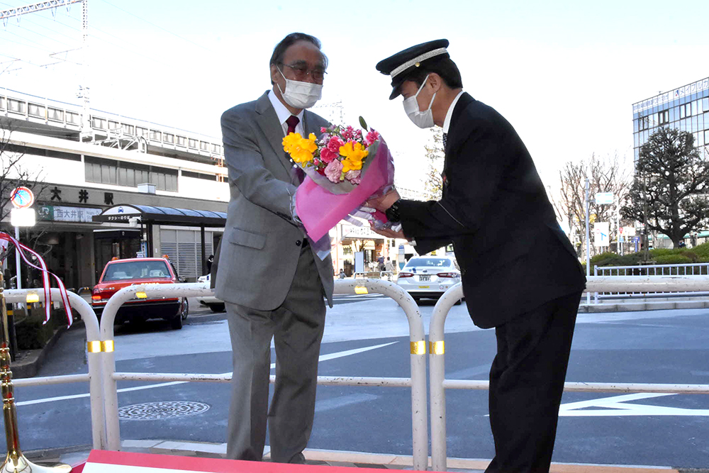 運転手に花束贈呈