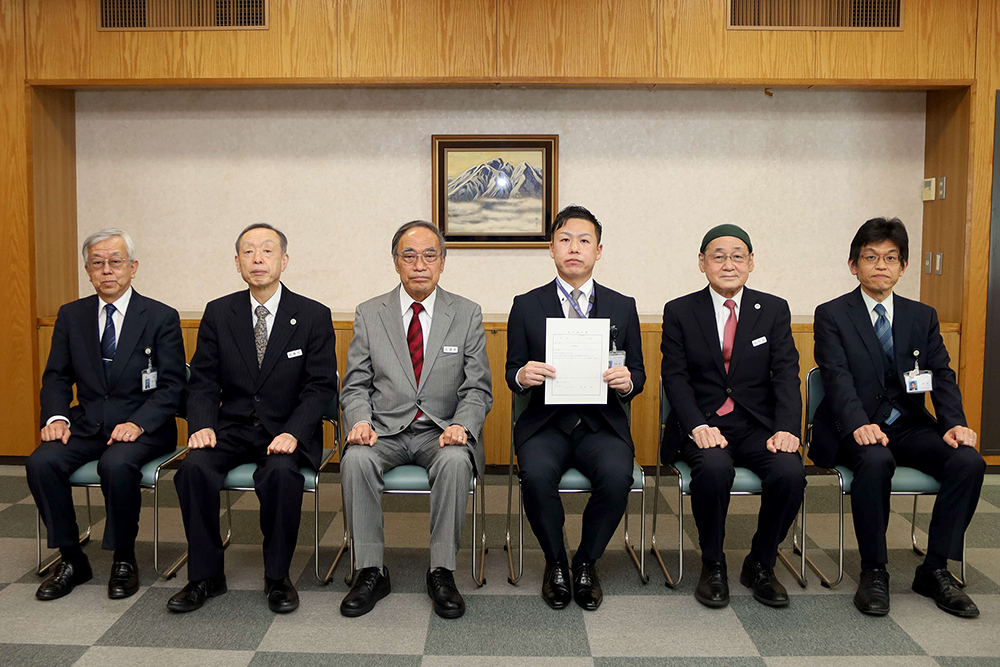 派遣職員や濱野区長らで集合写真