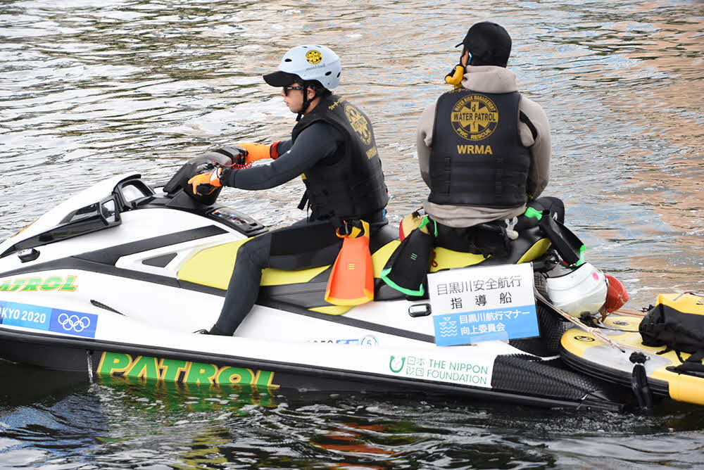 水上バイクの指導船