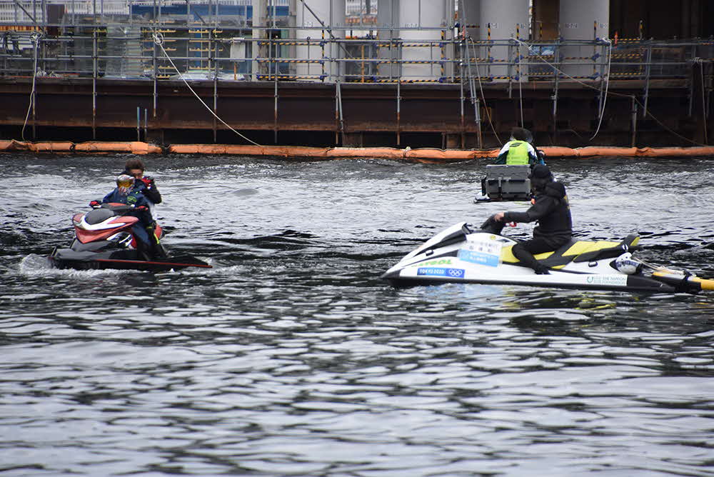 水上バイクで啓発活動