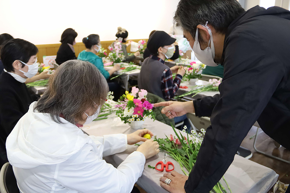 フラワーアレンジメント教室の講師と参加者