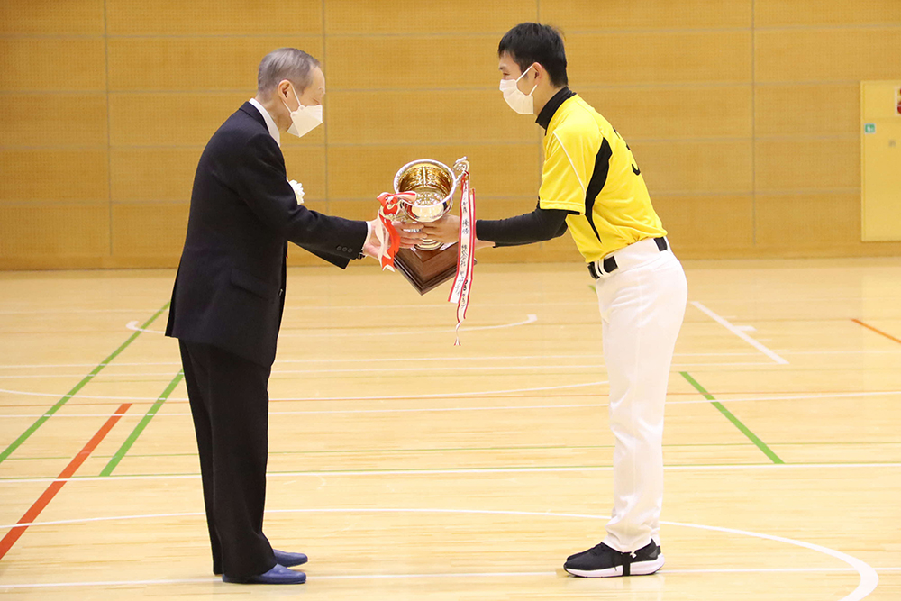 優勝カップ返還