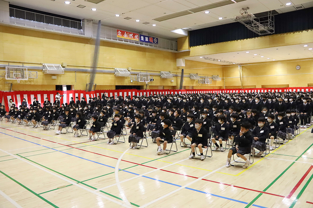 校長先生の式辞を聞く新入生