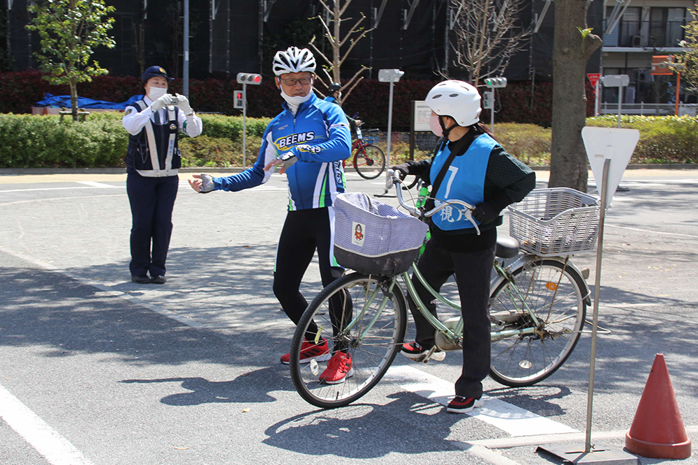 自転車の足の着き方などを指導