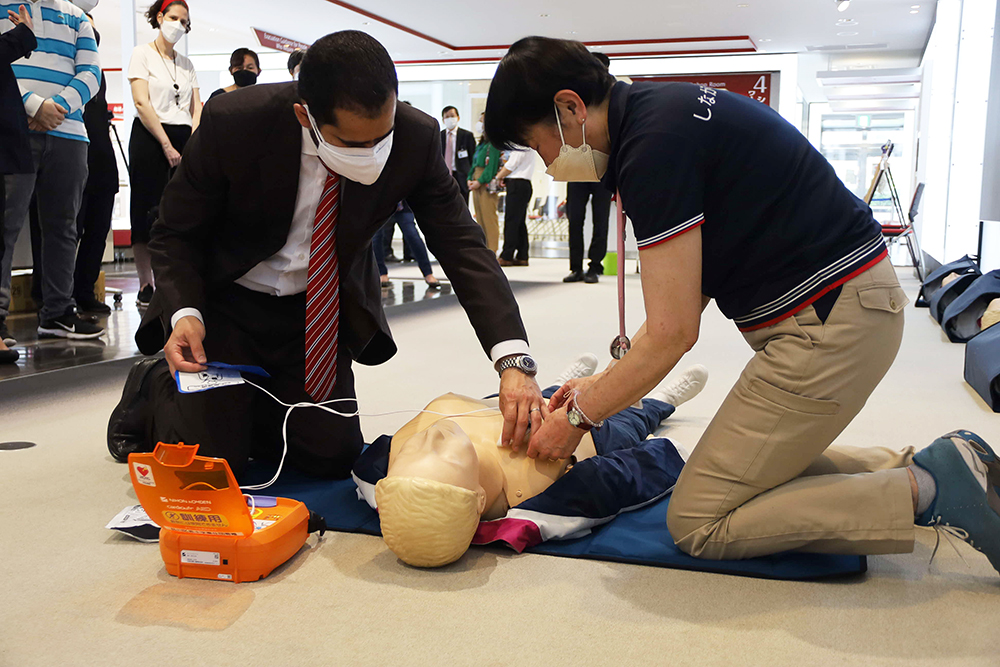 AEDの使用方法を学ぶ写真