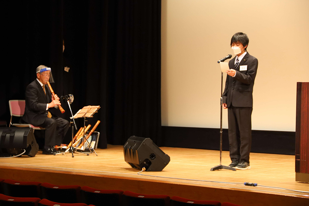 参加者と尺八演奏者
