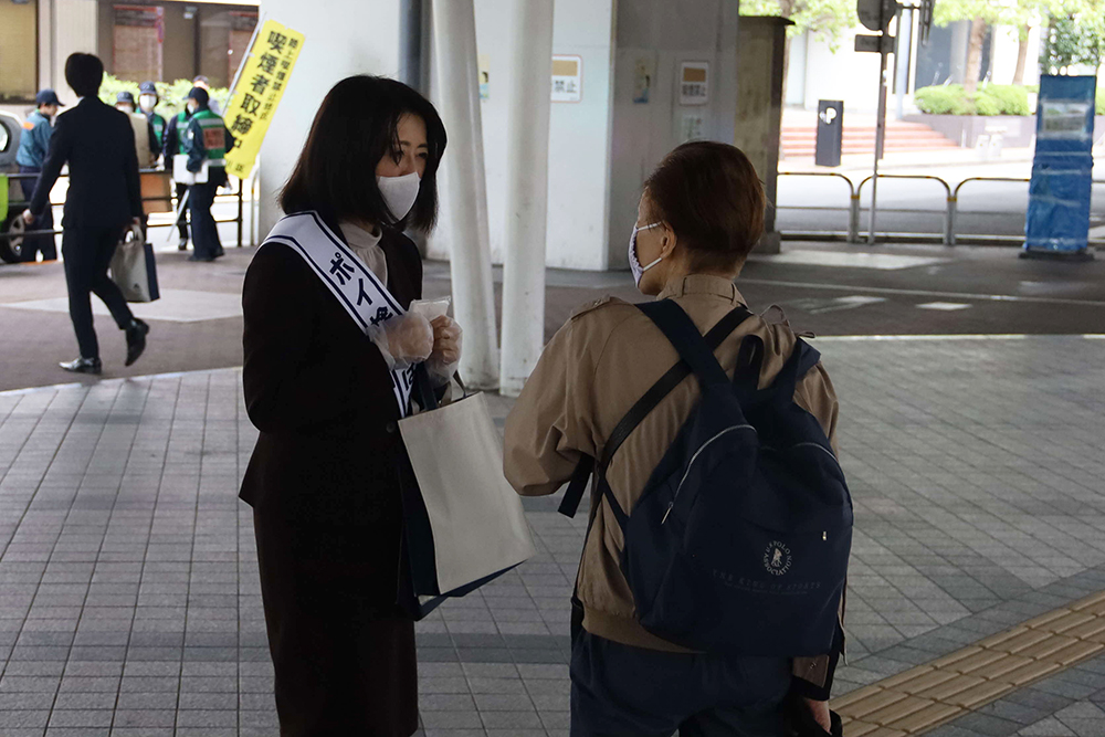 区民の方に説明する地域振興部長