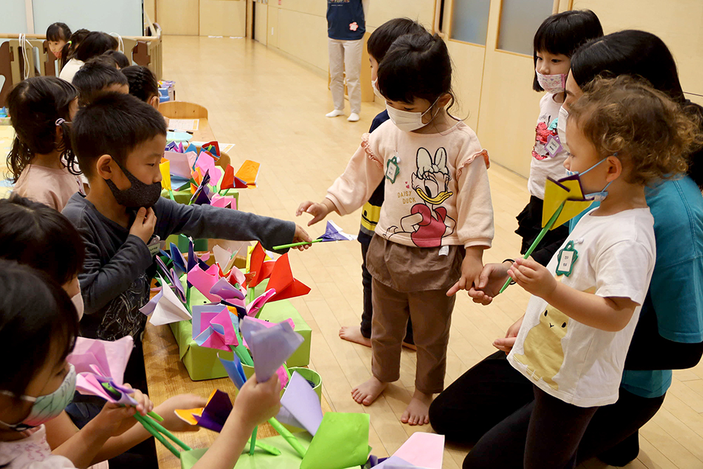 お花を選んであげる男の子