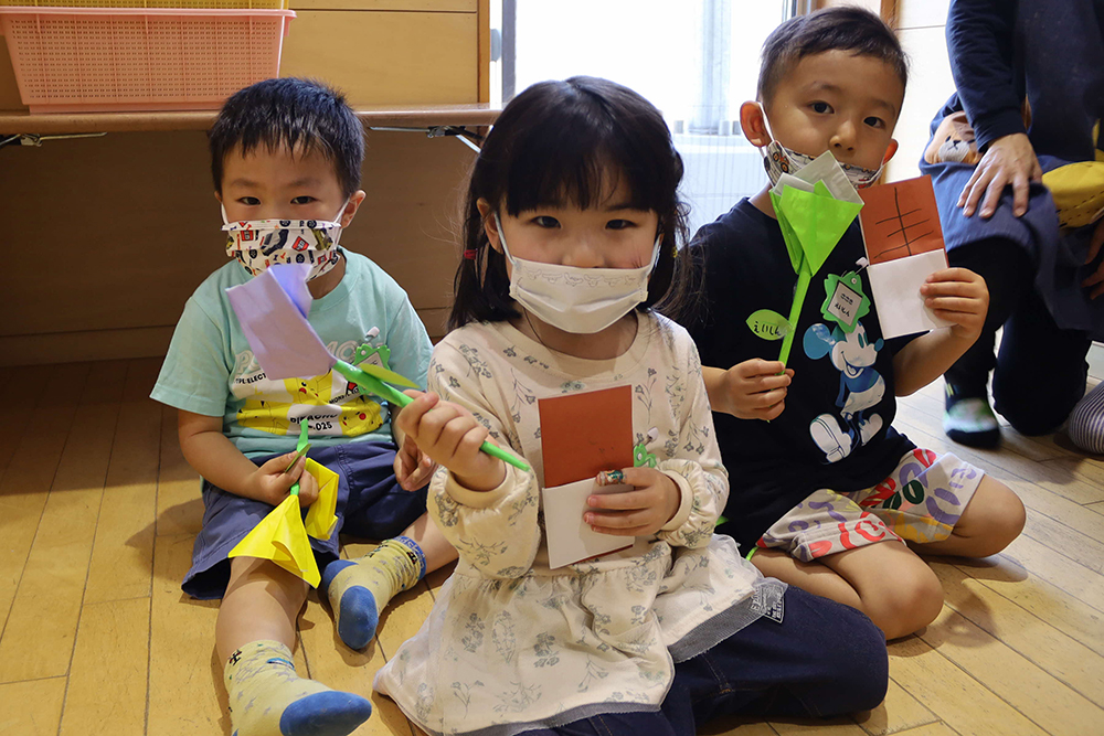 もらったお花とおまけを見せてくれた子どもたち