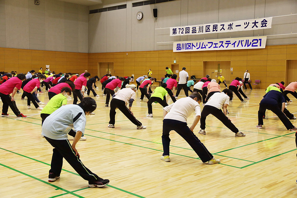 準備体操をする写真