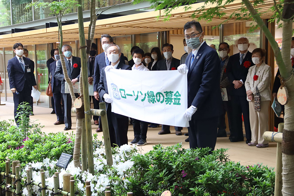 記念植樹の撮影