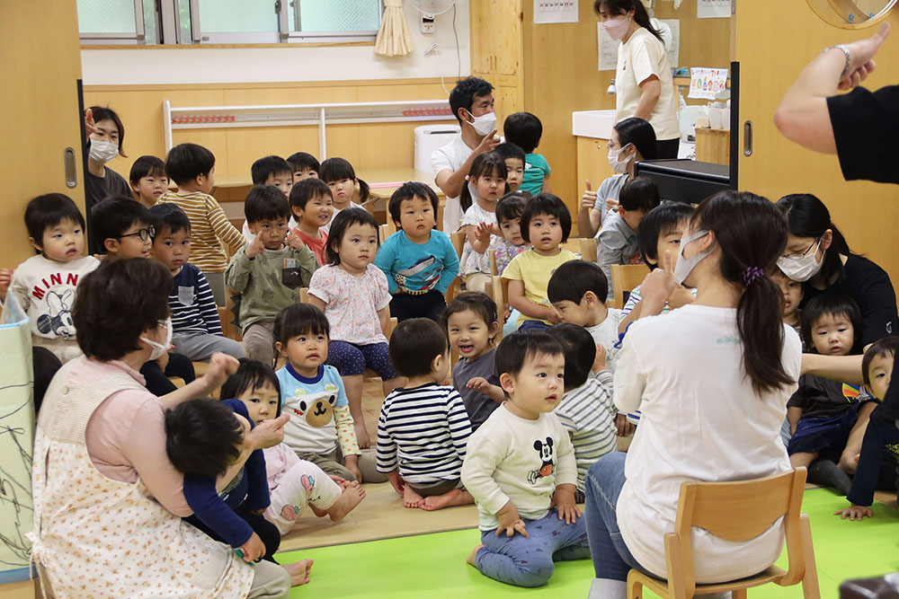 手遊びをする園児たち