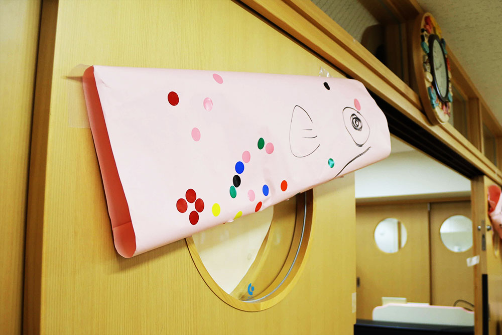 2.3歳児クラスにかざられたこいのぼり