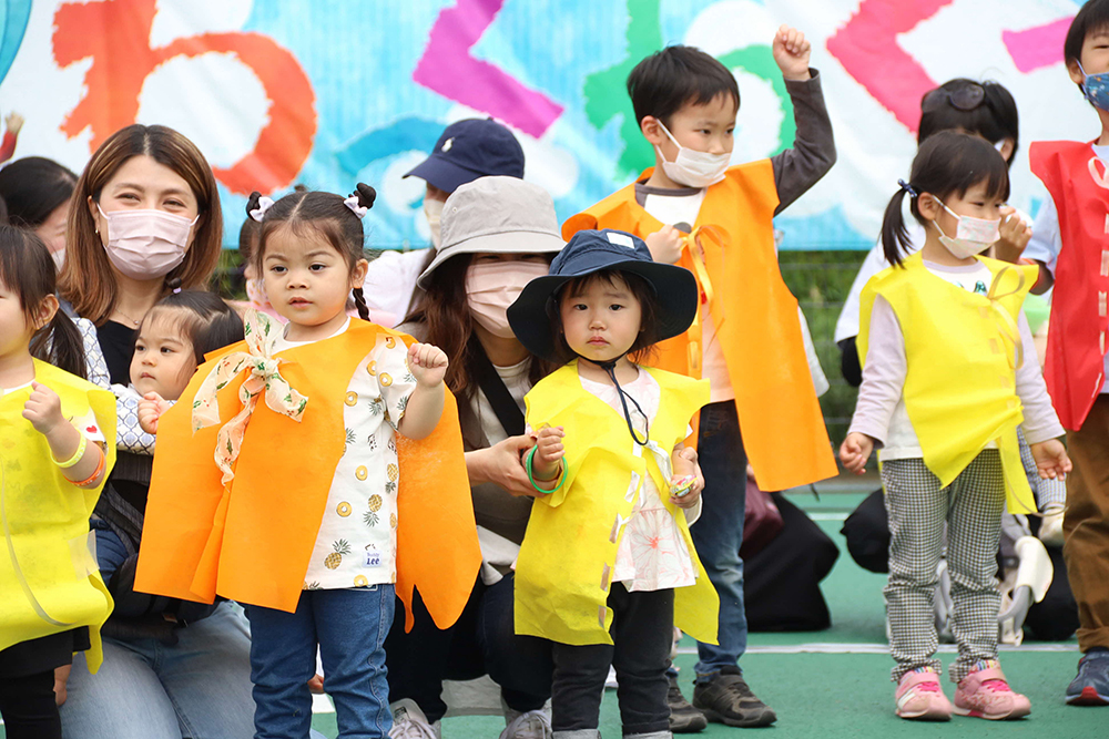 ダンスを披露する子どもたち