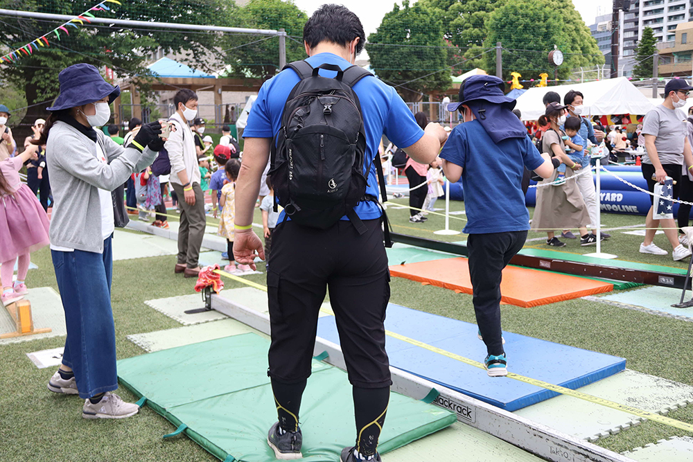 スラックラインする子ども