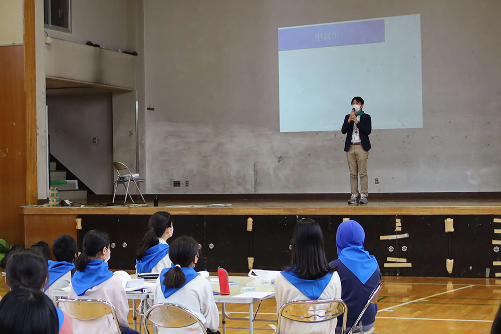 あいさつする子ども育成課庶務係長