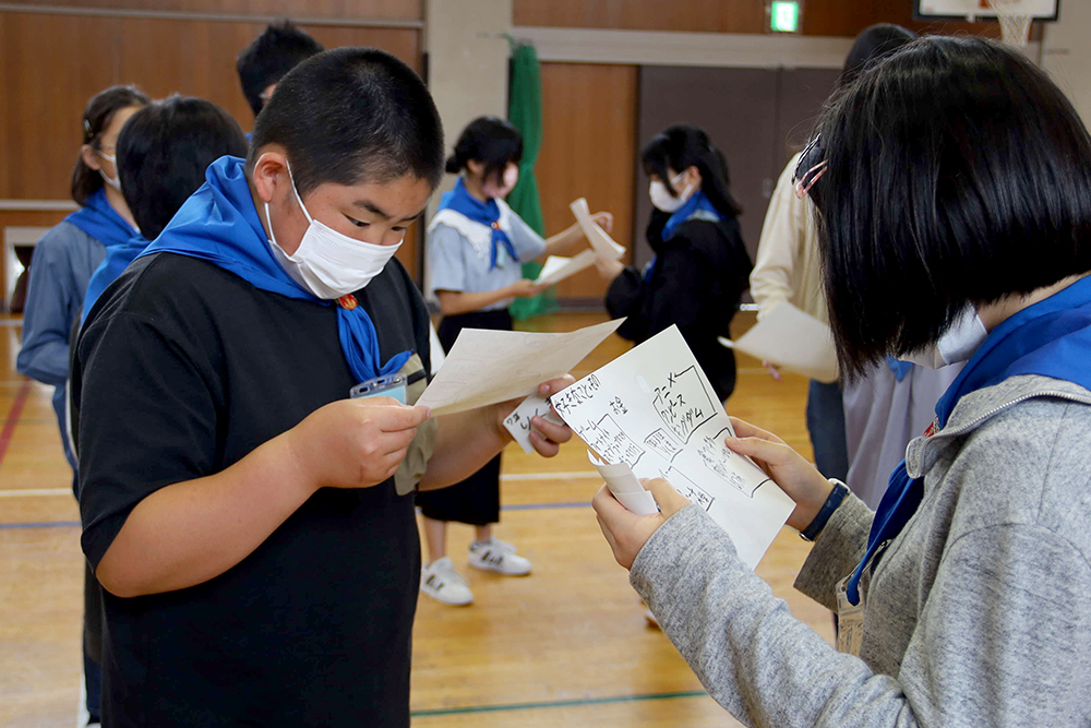 自己紹介をする男の子と女の子